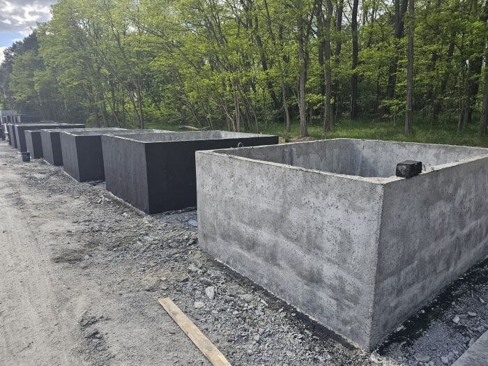 Plac produkcyjny z szambami betonowymi Płock gotowymi do transportu