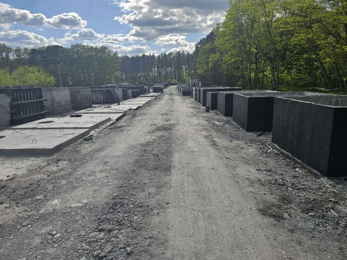 Plac z gotowymi szambami betonowymi Płock w różnych rozmiarach